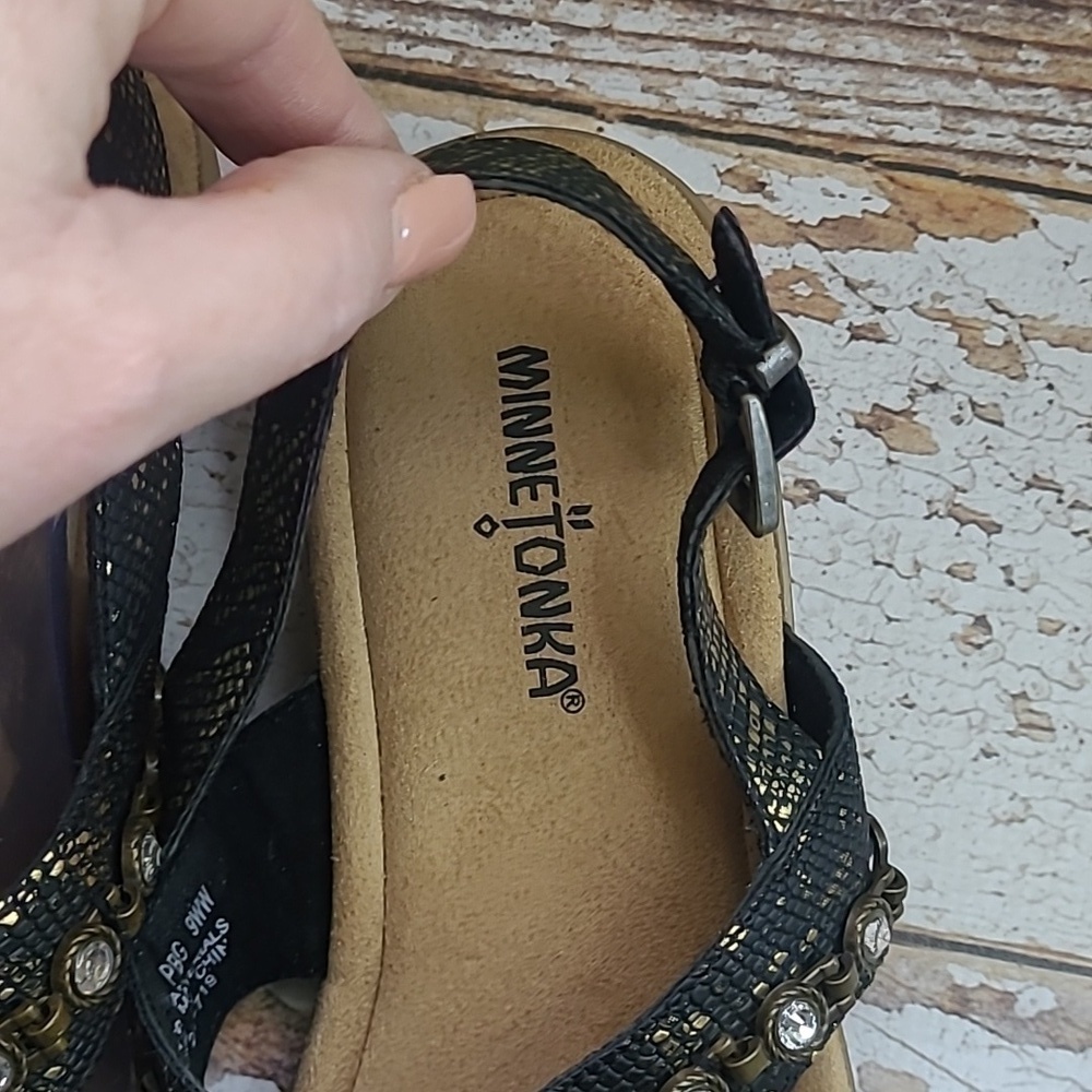 Minnetonka sz 9 wide black gold sandals - Picture 3 of 5